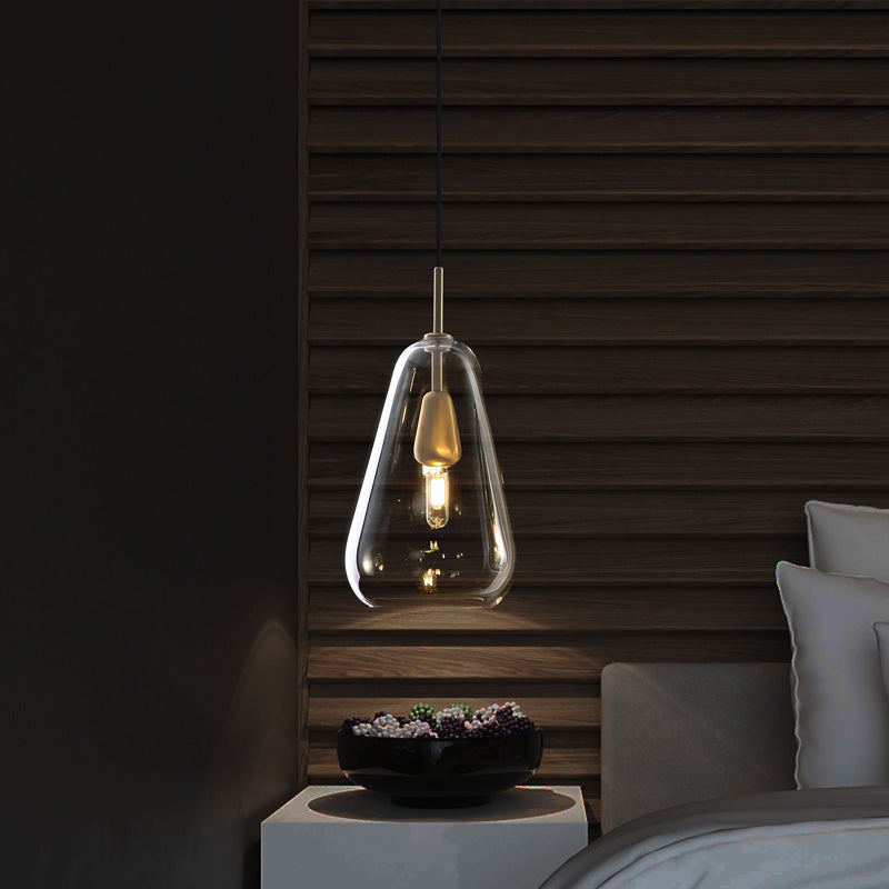 Lámpara colgante Gota de cobre y cristal, en un salón elegante