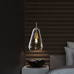 Lámpara colgante Gota de cobre y cristal, en un salón elegante