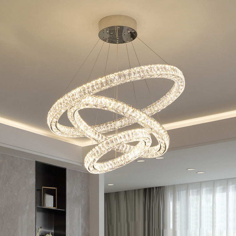 Araña Halo de cristal K9, en un salón elegante
