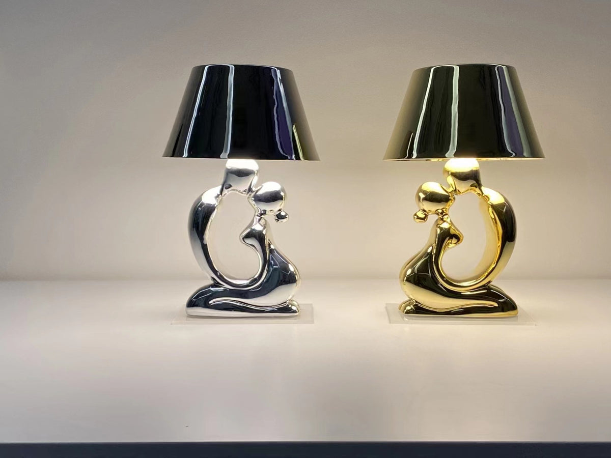 Lámpara de mesa Faro recargable, integrada en la decoración del hogar