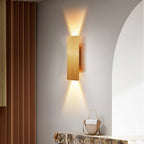 Aplique de pared Nara de aluminio con luz cálida japandi, detalle de la pantalla y los materiales
