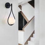 Aplique de pared Selene de vidrio opal, encendida creando luz cálida