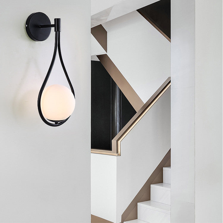 Aplique de pared Selene de vidrio opal, encendida creando luz cálida
