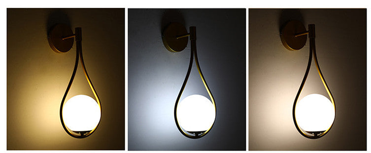 Aplique de pared Selene de vidrio opal, en un ambiente residencial acogedor