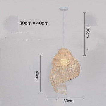 Lámpara colgante Caracol de mimbre, en un ambiente residencial acogedor