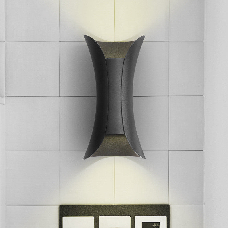 Aplique de pared Onda de aluminio, en un salón elegante