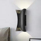 Aplique de pared Onda de aluminio, en un ambiente residencial acogedor