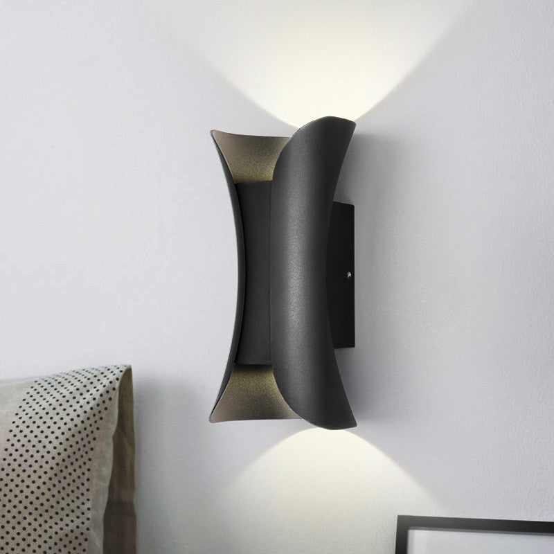 Aplique de pared Onda de aluminio, en un ambiente residencial acogedor