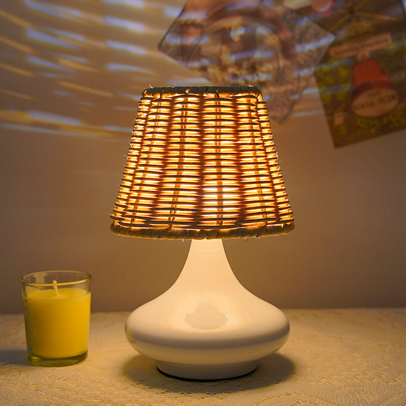Lámpara de mesa Akari de bambú, encendida creando luz cálida