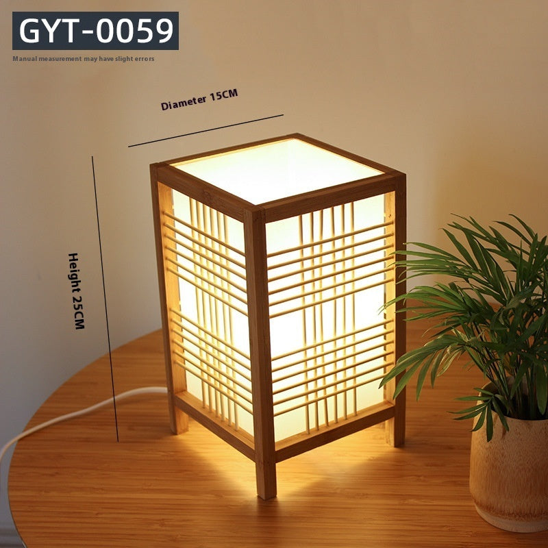 Lámpara de mesa Shoji de bambú, encendida creando luz cálida