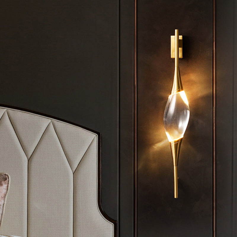 Aplique de pared Estela de cobre y cristal, encendido creando luz cálida