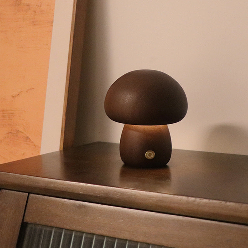 Lámpara de mesa Kinoko con forma de seta, en madera, integrada en la decoración del hogar