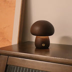 Lámpara de mesa Kinoko con forma de seta, en madera, integrada en la decoración del hogar