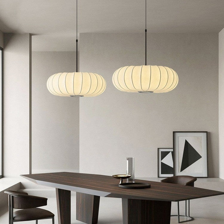 Lámparas colgantes Tsuki sobre mesa de comedor