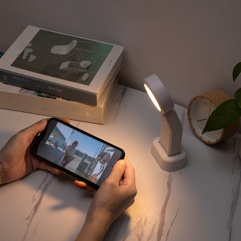 Luz de noche Nocta con sensor de movimiento, en un ambiente residencial acogedor