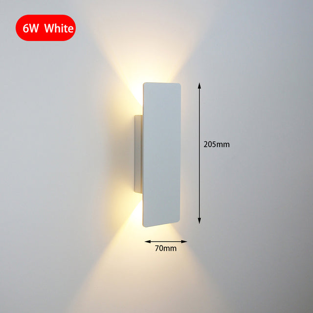 Aplique de pared Nara de aluminio con luz cálida japandi, vista frontal del diseño