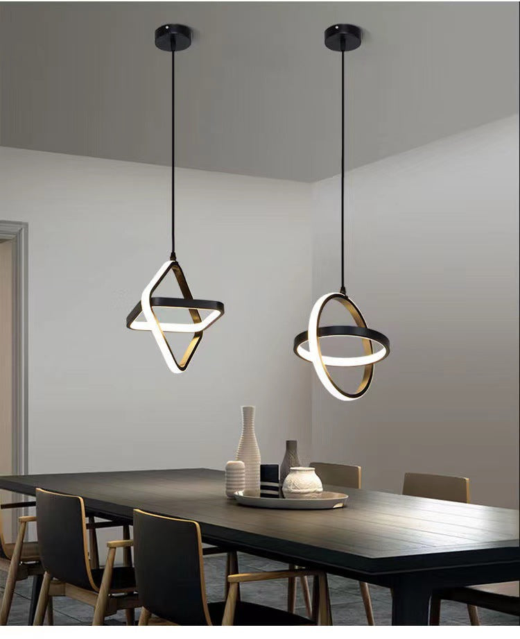 Lámpara colgante Aro de aluminio LED, encendida creando luz cálida