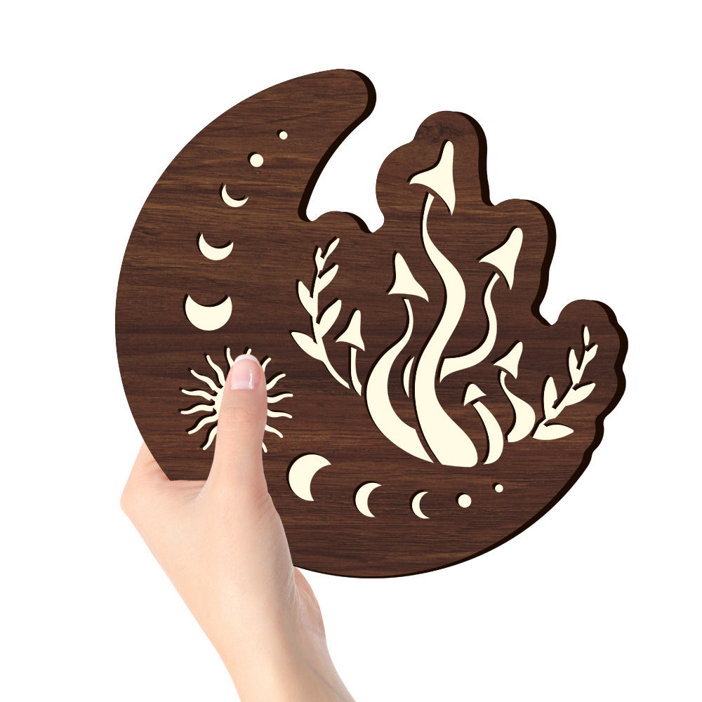 Lámpara colgante decorativa Luna de madera de tilo, en un ambiente residencial acogedor