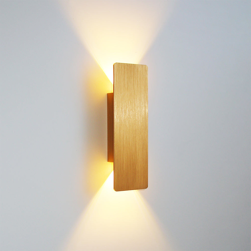 Aplique de pared Nara de aluminio con luz cálida japandi, en un salón elegante