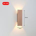 Aplique de pared Nara de aluminio con luz cálida japandi, detalle de la luz sobre la pared