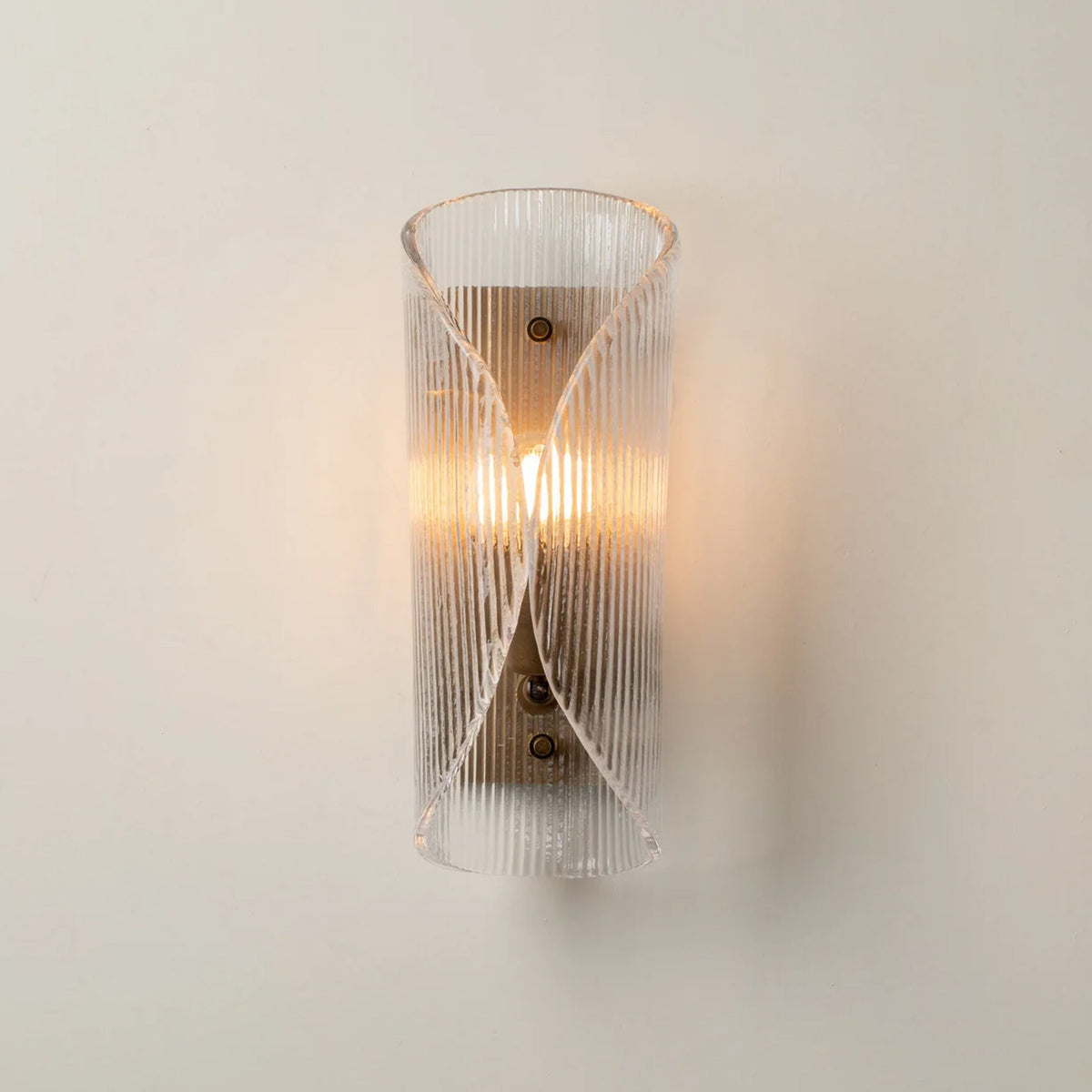 Aplique de pared Rizo de vidrio y acero, encendida creando luz cálida