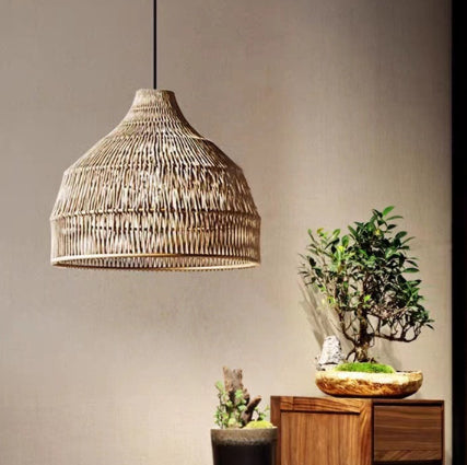 Lámpara colgante Duna de ratán natural, en un salón elegante