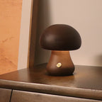 Lámpara de mesa Kinoko con forma de seta, en madera, detalle de la pantalla y los materiales