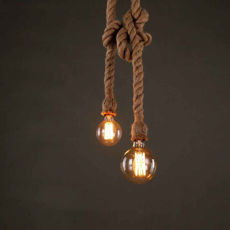 Lámpara colgante Risco de cuerda de cáñamo vintage, encendida creando luz cálida