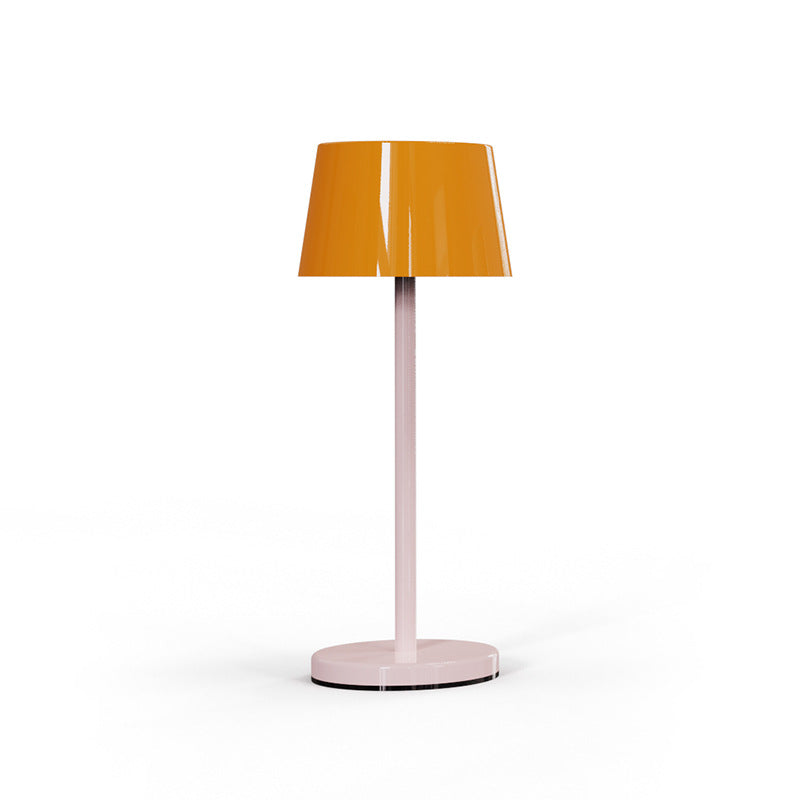 Lámpara de mesa Iris LED recargable, en un dormitorio de estilo