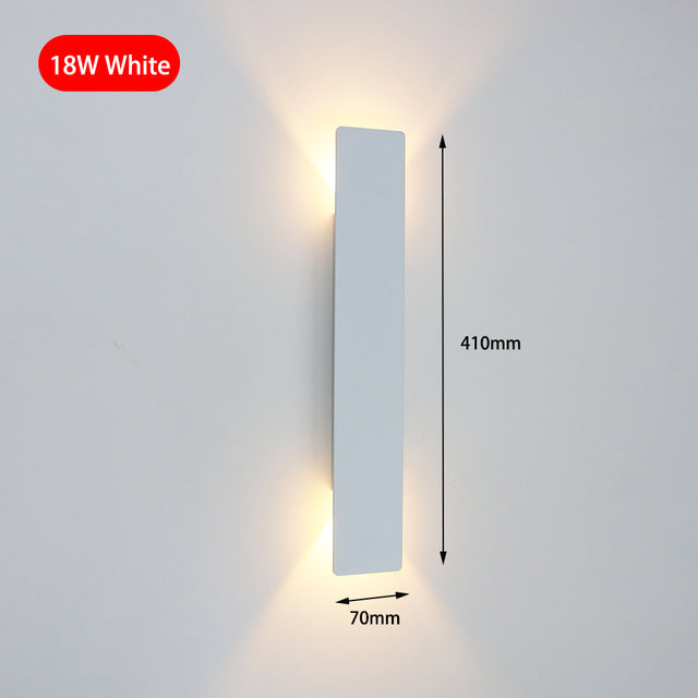 Aplique de pared Nara de aluminio con luz cálida japandi, detalle de la fijación a la pared