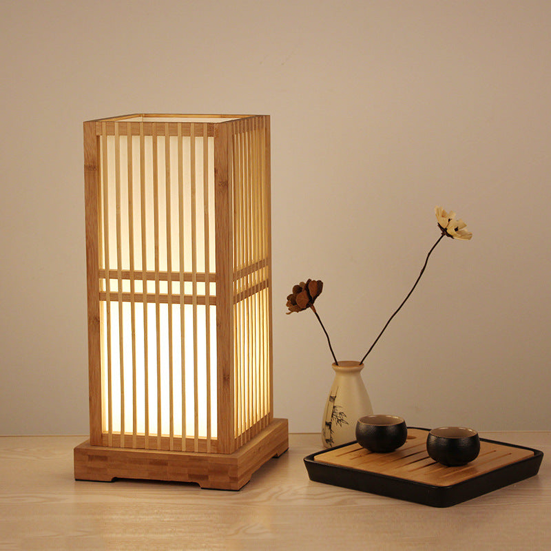 Lámpara de mesa Shoji de bambú, en un salón elegante
