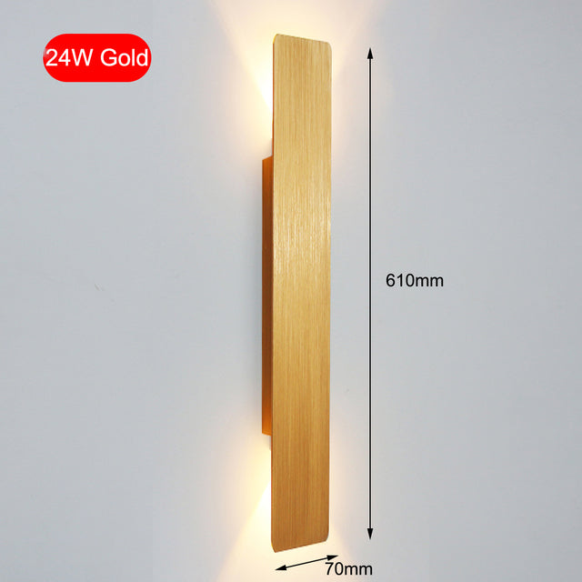 Aplique de pared Nara de aluminio con luz cálida japandi, vista en un salón de estilo japandi