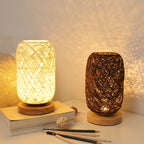 Lámpara de mesa Nami de madera maciza y cuerda, encendida creando luz cálida
