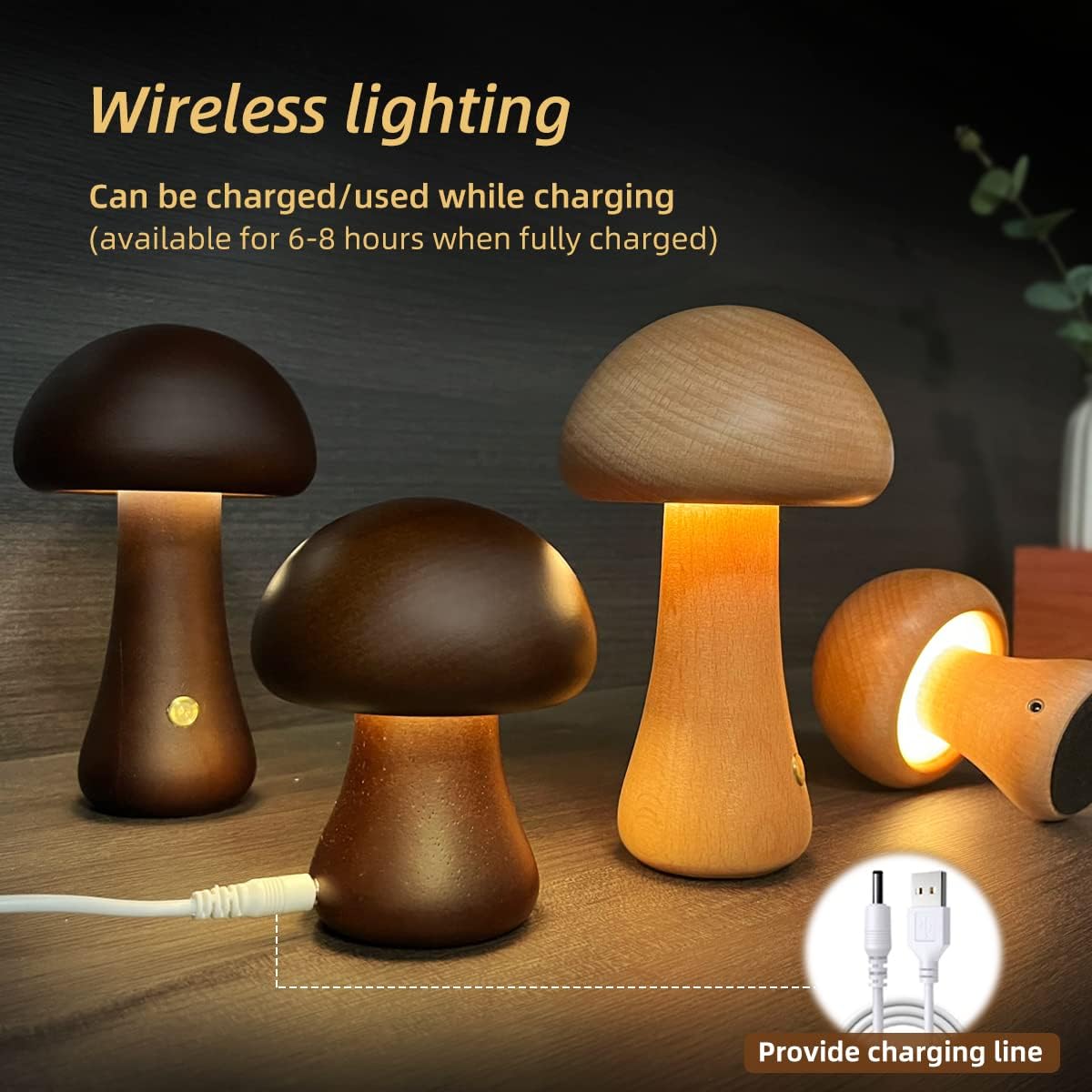 Lámpara de mesa Kinoko con forma de seta, en madera, encendida creando luz cálida
