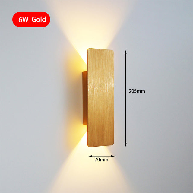 Aplique de pared Nara de aluminio con luz cálida japandi, primer plano de los materiales
