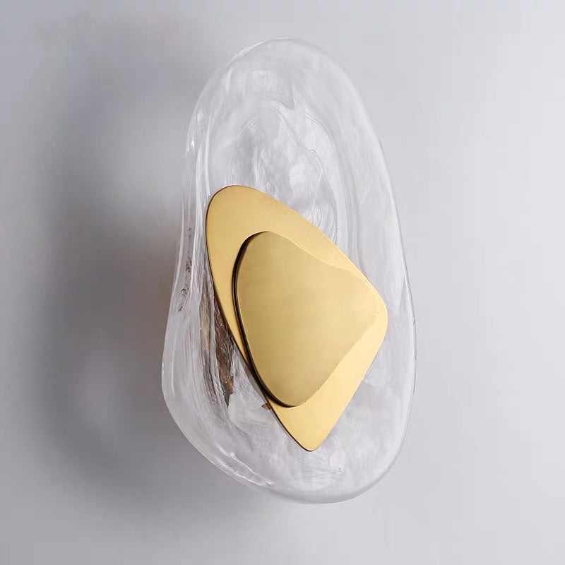 Aplique de pared Lira de vidrio y hierro, encendida creando luz cálida