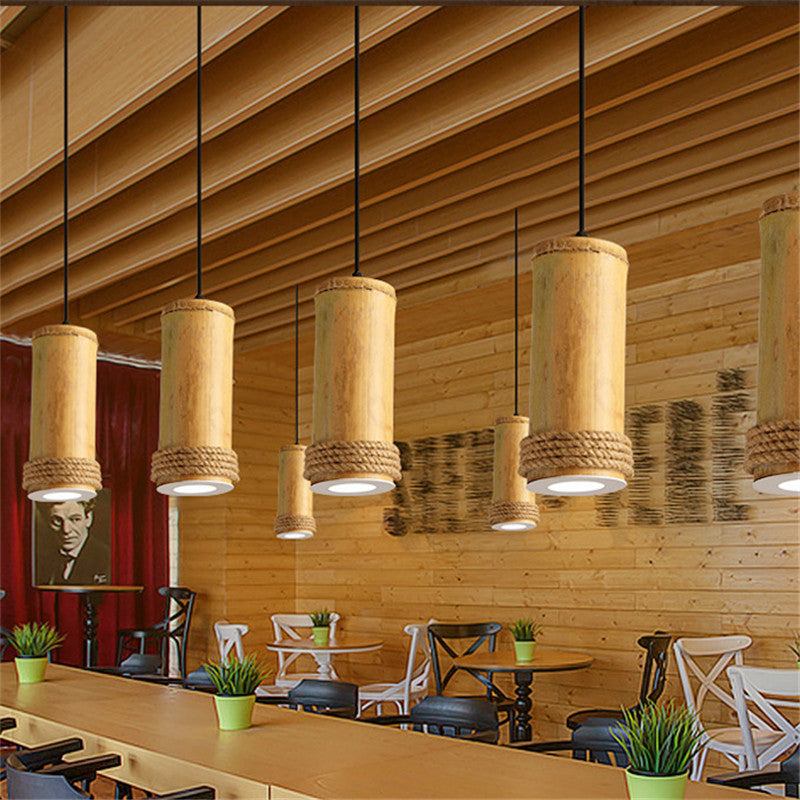 Lámpara colgante Palma de bambú y cordel, en un salón elegante