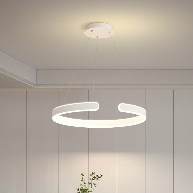 Araña Arco de anillo moderno en blanco, en un salón elegante