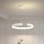 Araña Arco de anillo moderno en blanco, en un salón elegante