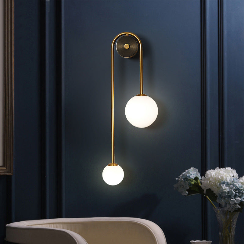 Aplique de pared Nadir de cobre y vidrio, en un salón elegante