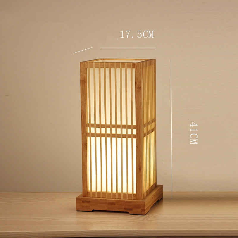 Lámpara de mesa Shoji de bambú, en un ambiente residencial acogedor