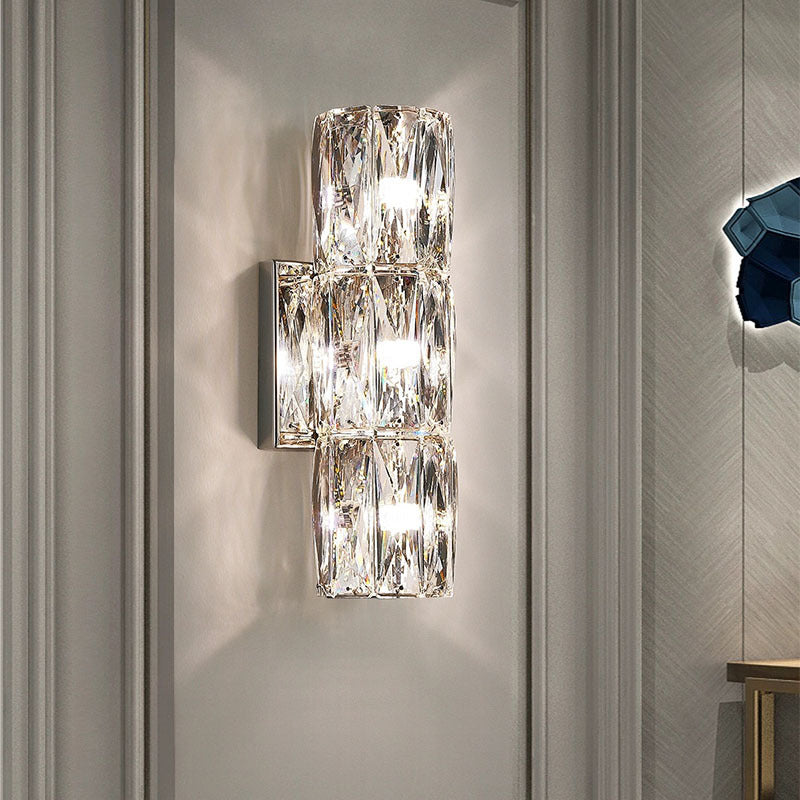 Aplique de pared Rivo de cristal lineal, en un salón elegante