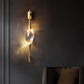 Aplique de pared Estela de cobre y cristal, en un salón elegante