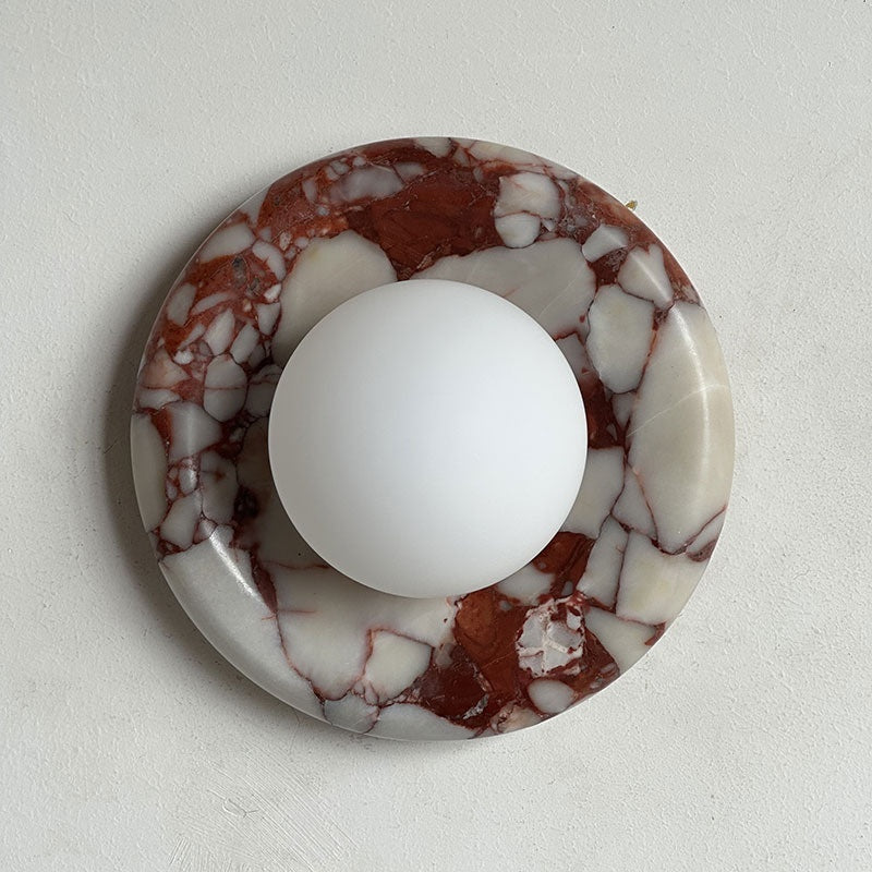 Aplique de pared Carrara de mármol natural, en un salón elegante
