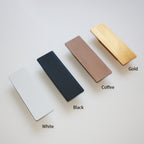 Aplique de pared Nara de aluminio con luz cálida japandi, en un ambiente residencial acogedor