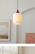 Lámpara colgante Haru de madera vintage, en un ambiente residencial acogedor
