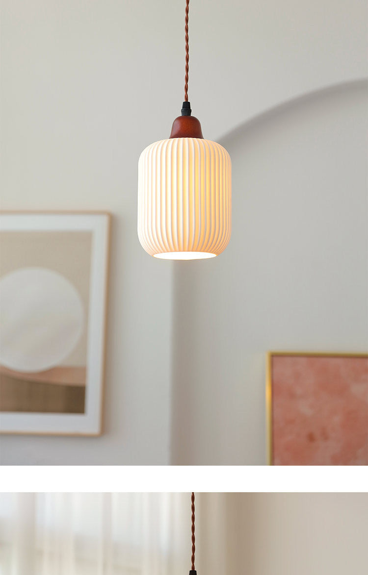 Lámpara colgante Haru de madera vintage, en un ambiente residencial acogedor
