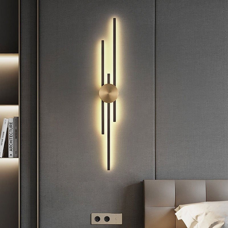 Aplique de pared Sena de cobre lineal, en un salón elegante