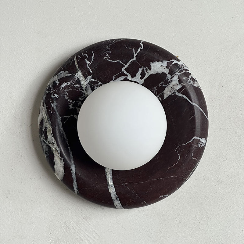 Aplique de pared Carrara de mármol natural, mostrando su tamaño y proporción