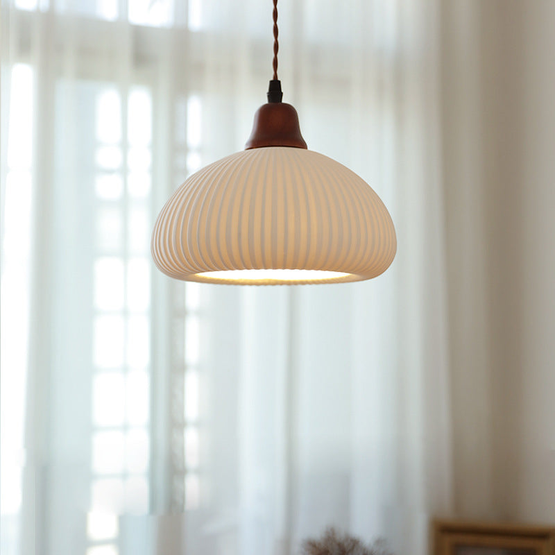 Lámpara colgante Haru de madera vintage, en un salón elegante